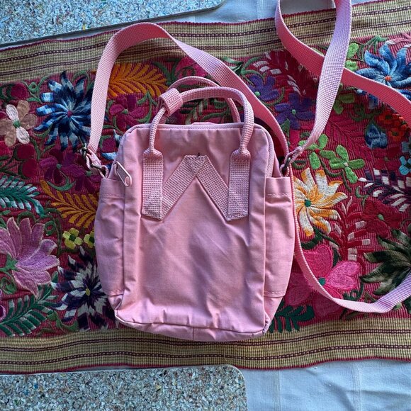 Fjallraven Kanken Sling in pink - Picture 2 of 4